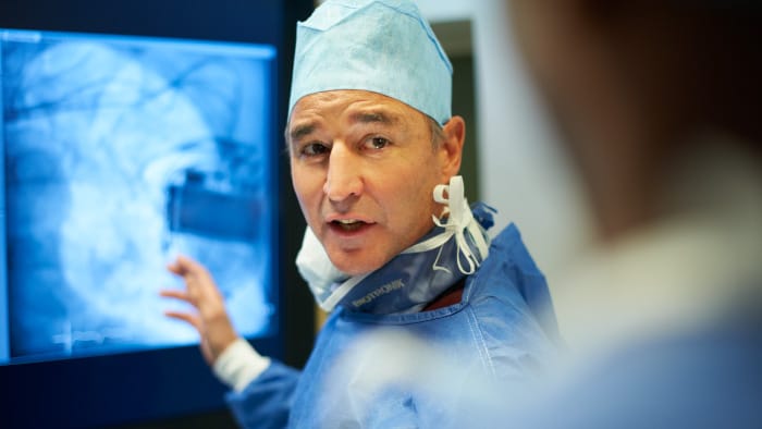 Dokter praat met zijn pati&euml;nt