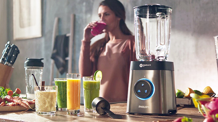 een vrouw gebruikt de Philips-blender