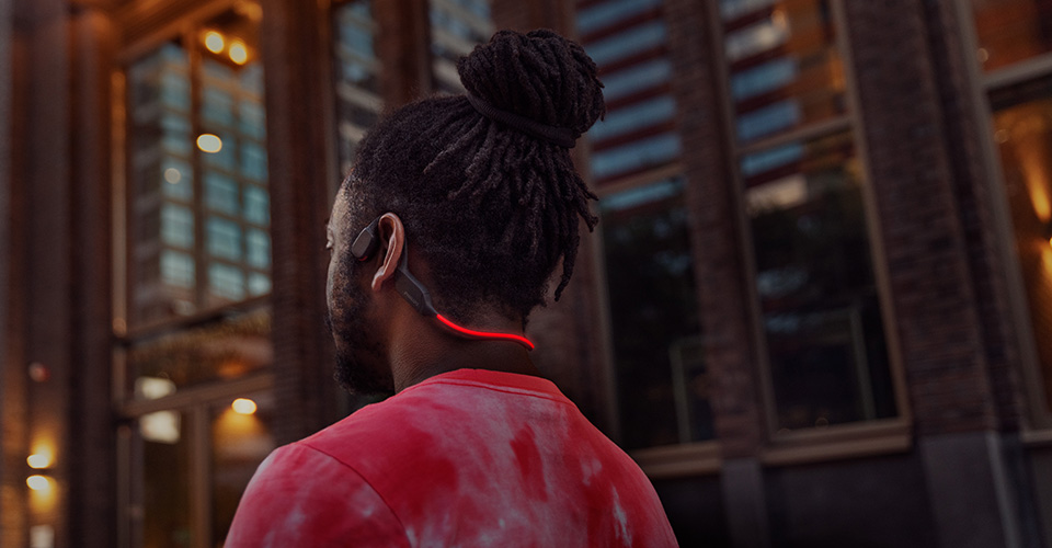 Atleet draagt open-ear koptelefoon