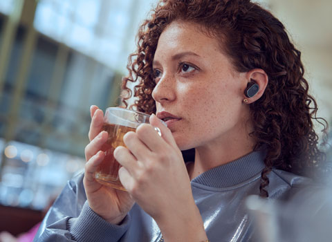 Een man die geniet van de unieke Fidelio-ervaring