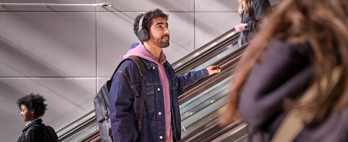 Man die Philips noise-cancelling koptelefoon draagt