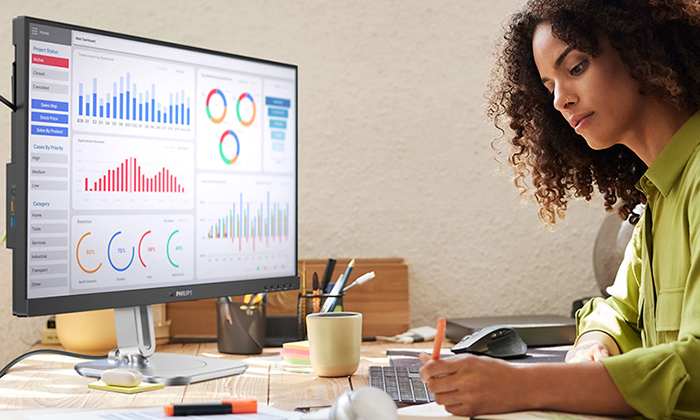 Een vrouw werkt met de TCO Edge-gecertificeerde Philips-monitoren