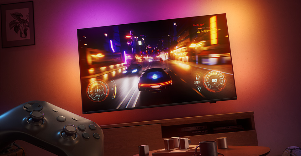 Een racespel wordt afgespeeld op een Philips Ambilight-tv in een slecht verlichte kamer