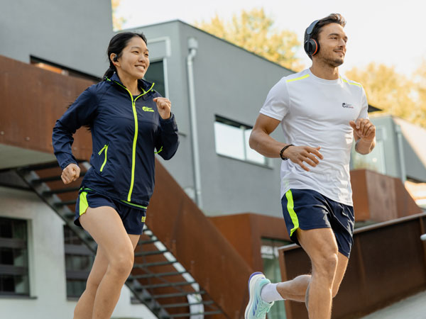 Twee deelnemers aan de run met hun Philips-koptelefoons.