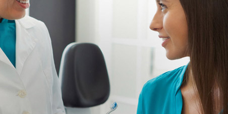 Gele of witte aanslag op je tong verwijderen