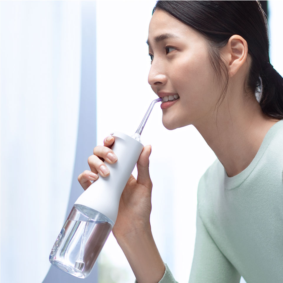 Iemand die een draadloze Power Flosser gebruikt