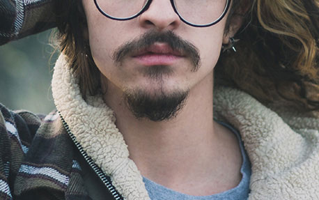 Zo krijg je de musketiersnor en -sik