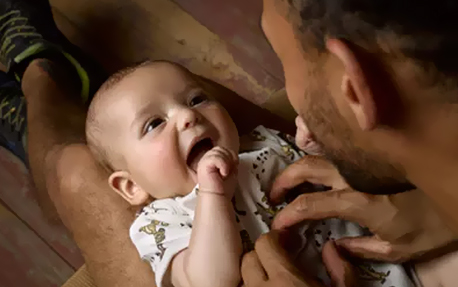 Vliegen met een baby: Reistips voor nieuwe ouders