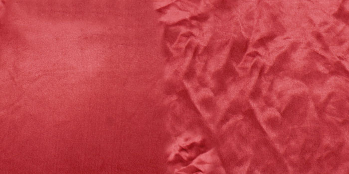 Zijde ontkreuken met de kledingstomer