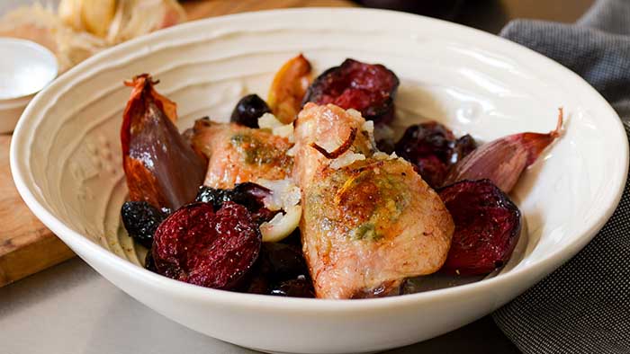 Gebakken kippendij met pruim en olijf