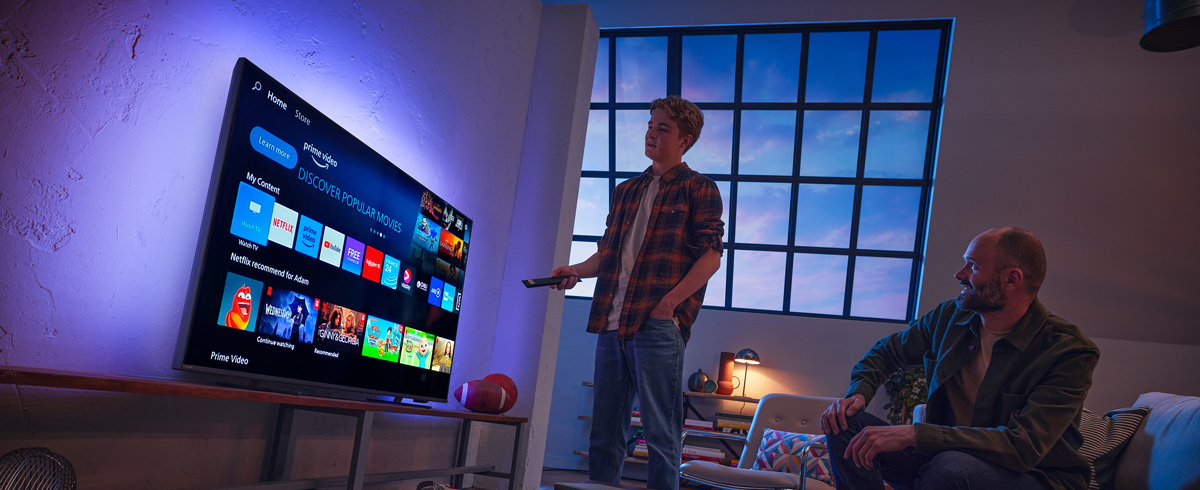 Een man die een app kiest op een Philips Smart TV