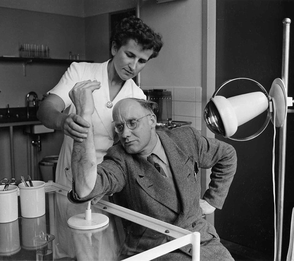 /content/dam/corporate/philips-museum/medische dienst gezondheidscentrum willemstraat fysiotherapie met infraphil lamp 1953
