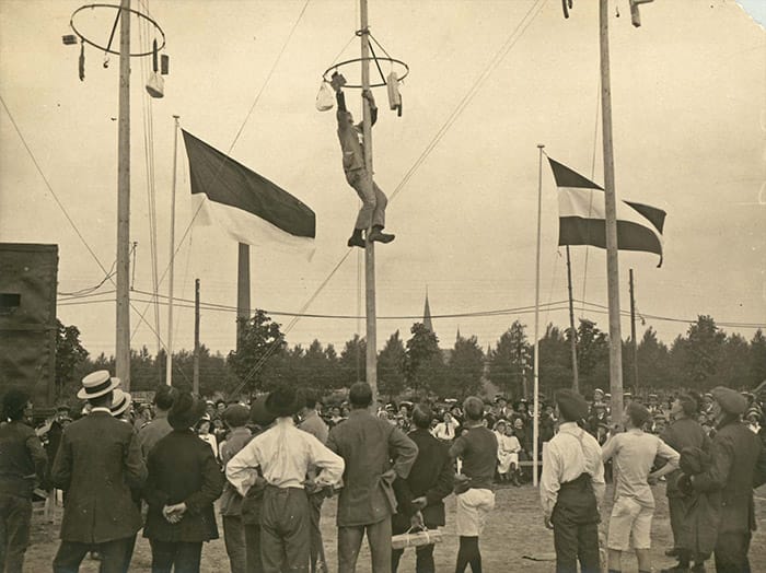 Onafhankelijkheidsfeest 1913, sportterrein Strijp Eindhoven, paalklimmen, &copy; Philips