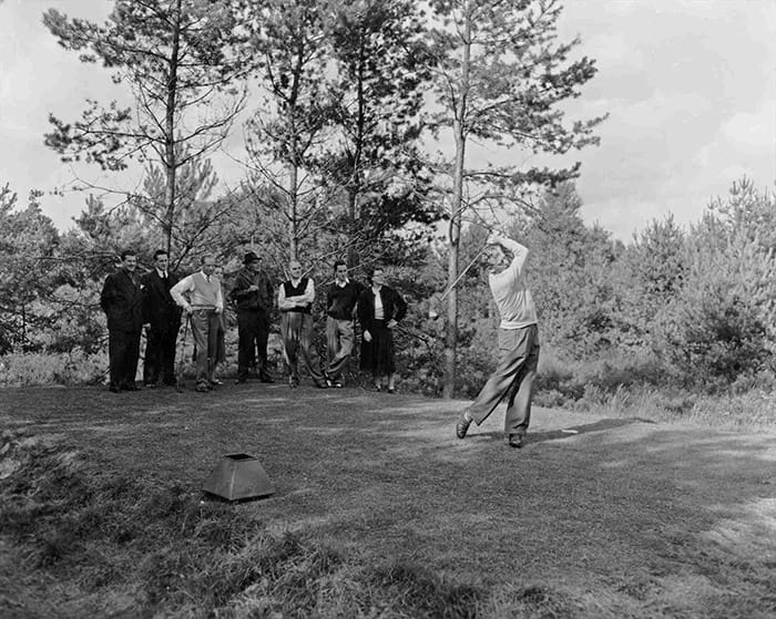 Eindhovense Golf, Gu&eacute;pin Cup, D van der Putten aan slag, oa PFS Otten en Guepin kijken toe, 1952 &copy; Philips