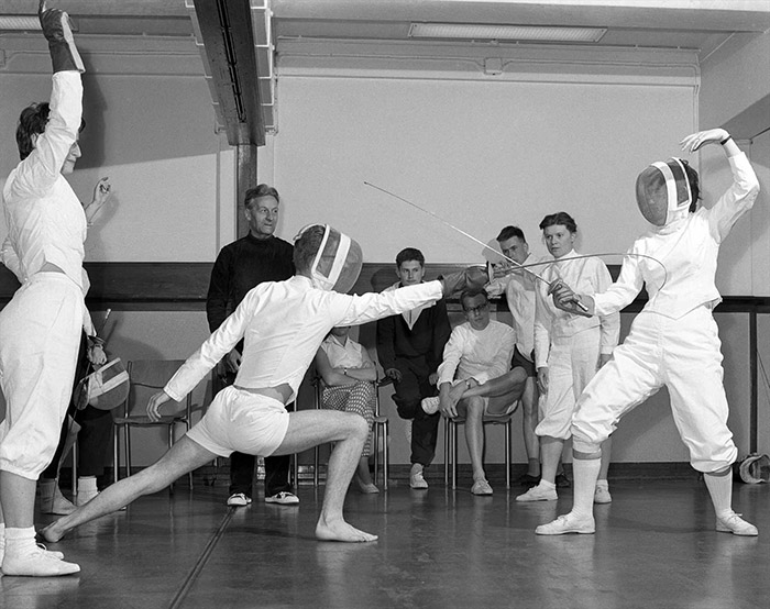 Ontspanning personeel, schermsport, schermen, 1960 &copy; Philips