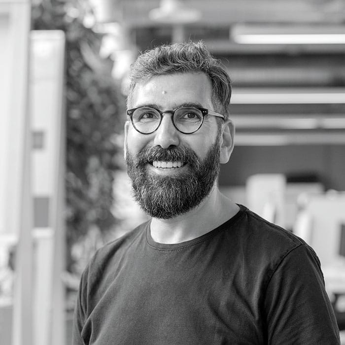 &Ouml;zg&uuml;r Taşar