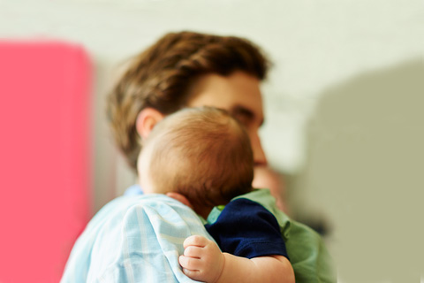 Baby spuugt veel: wat kun je eraan doen?