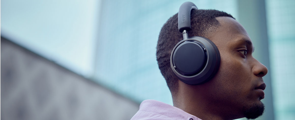 Een man die naar muziek luistert met de Philips X3-koptelefoon.