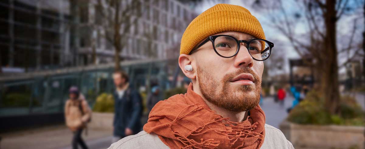 Close-up foto van een man met een echte draadloze hoofdtelefoon
