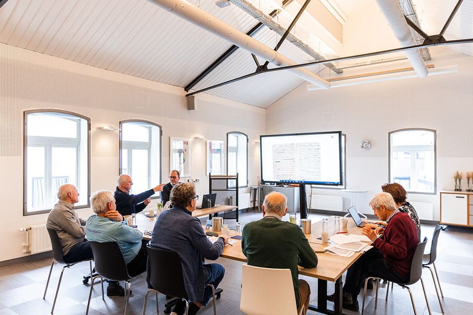De experts van het Philips Museum bespreken de bevindingen uit het notitieboekje van Gerard Philips.